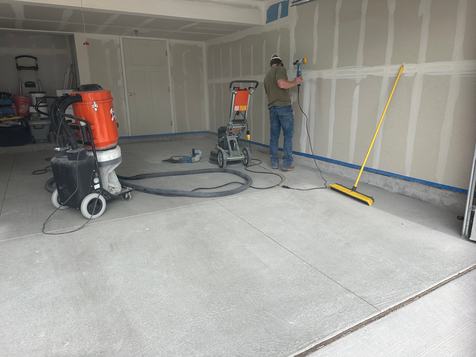 Dustless diamond grinder preparing concrete for coating